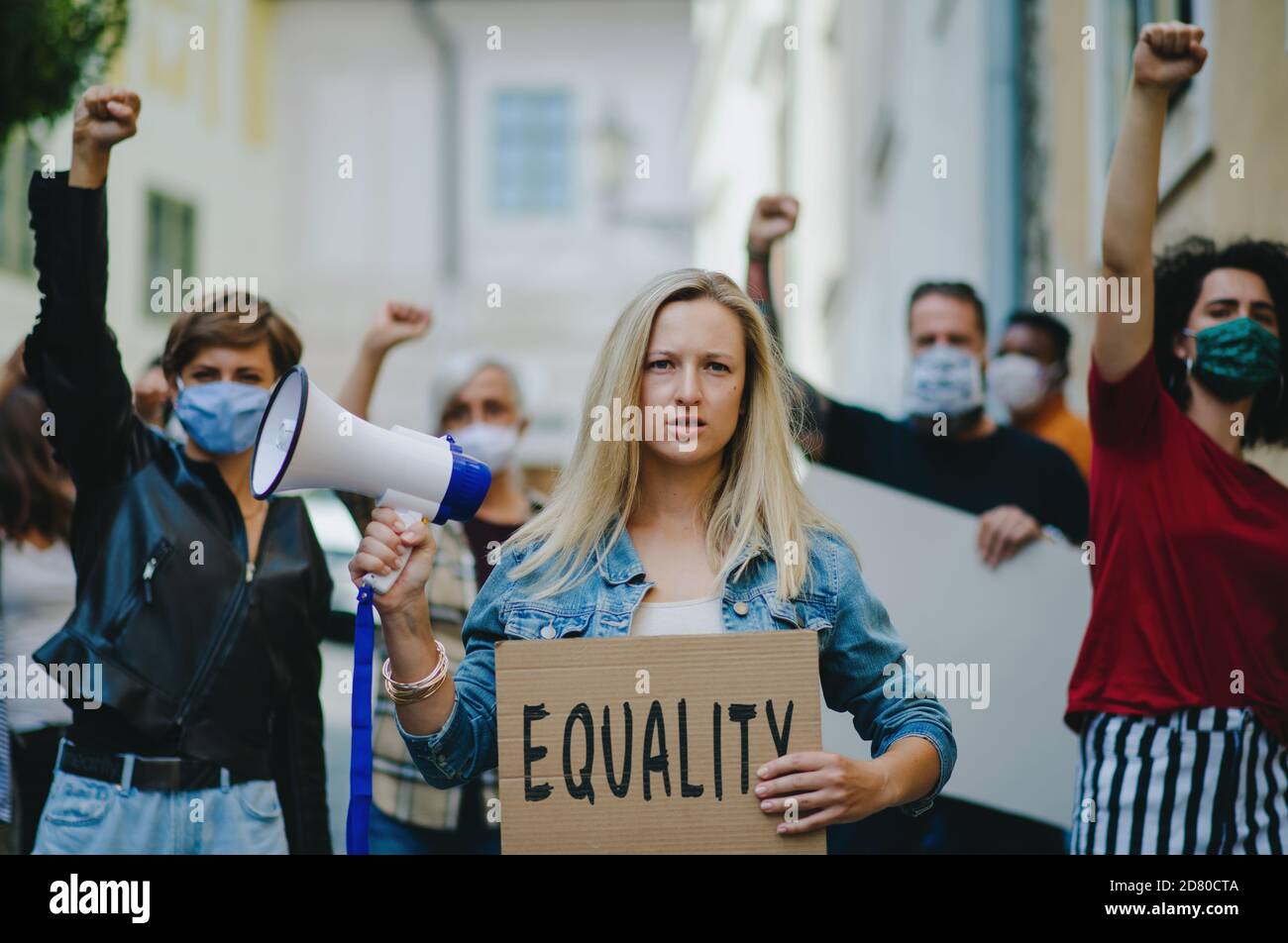 Gruppo di attivisti che protestano per le strade, le donne marciano e il concetto di dimostrazione. Foto Stock