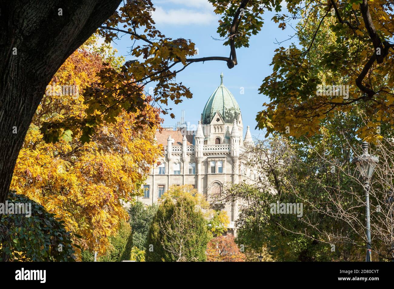 Edificio in stile Art Nouveau a Budapest, visto da un parco Foto Stock