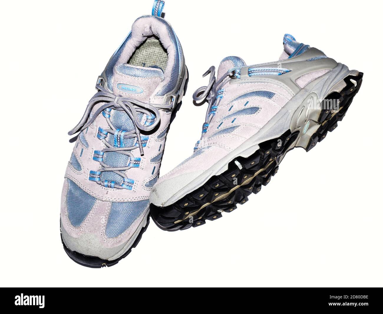 Un paio di scarpe da passeggio in pelle e tessuto con lacci Meindl isolato su sfondo bianco Foto Stock