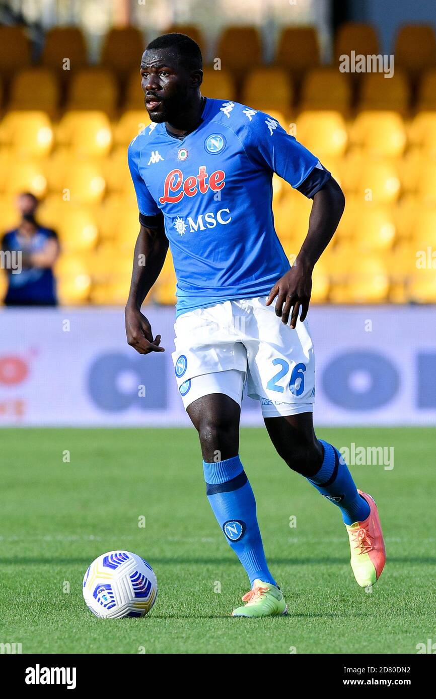 Kalidou Koulibaly del SSC Napoli durante la serie A match tra Benevento e Napoli allo Stadio Ciro Vigorito, Benevento, Italia, il 25 ottobre 2020. Foto di Giuseppe Maffia. Foto Stock