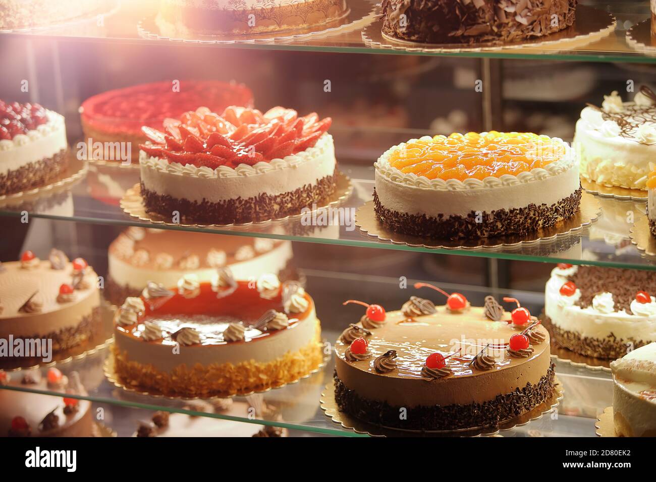 Vari tipi di torte in una pasticceria in vendita e spazio vuoto per il testo Foto Stock