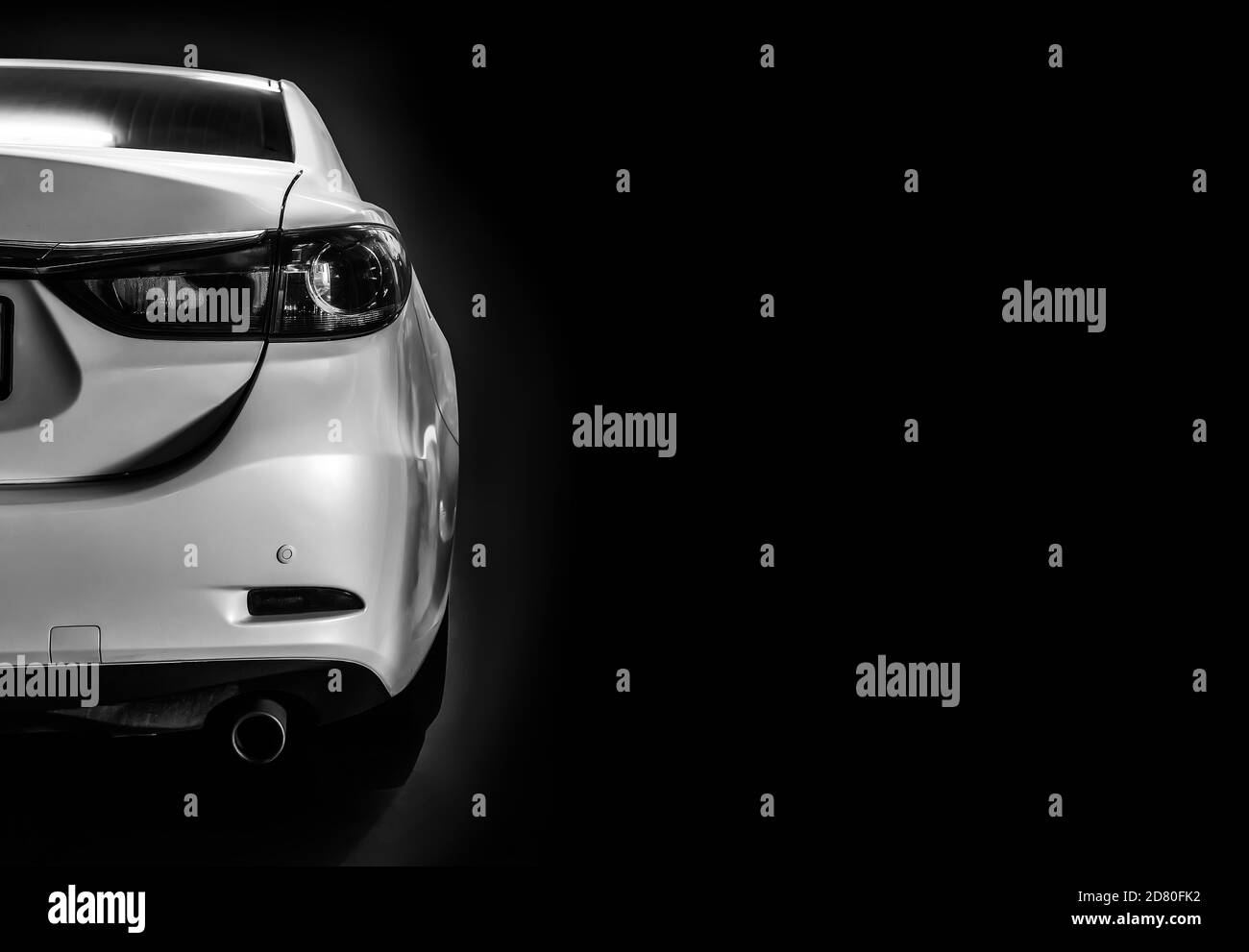 auto in macchie di luce su sfondo nero Foto Stock