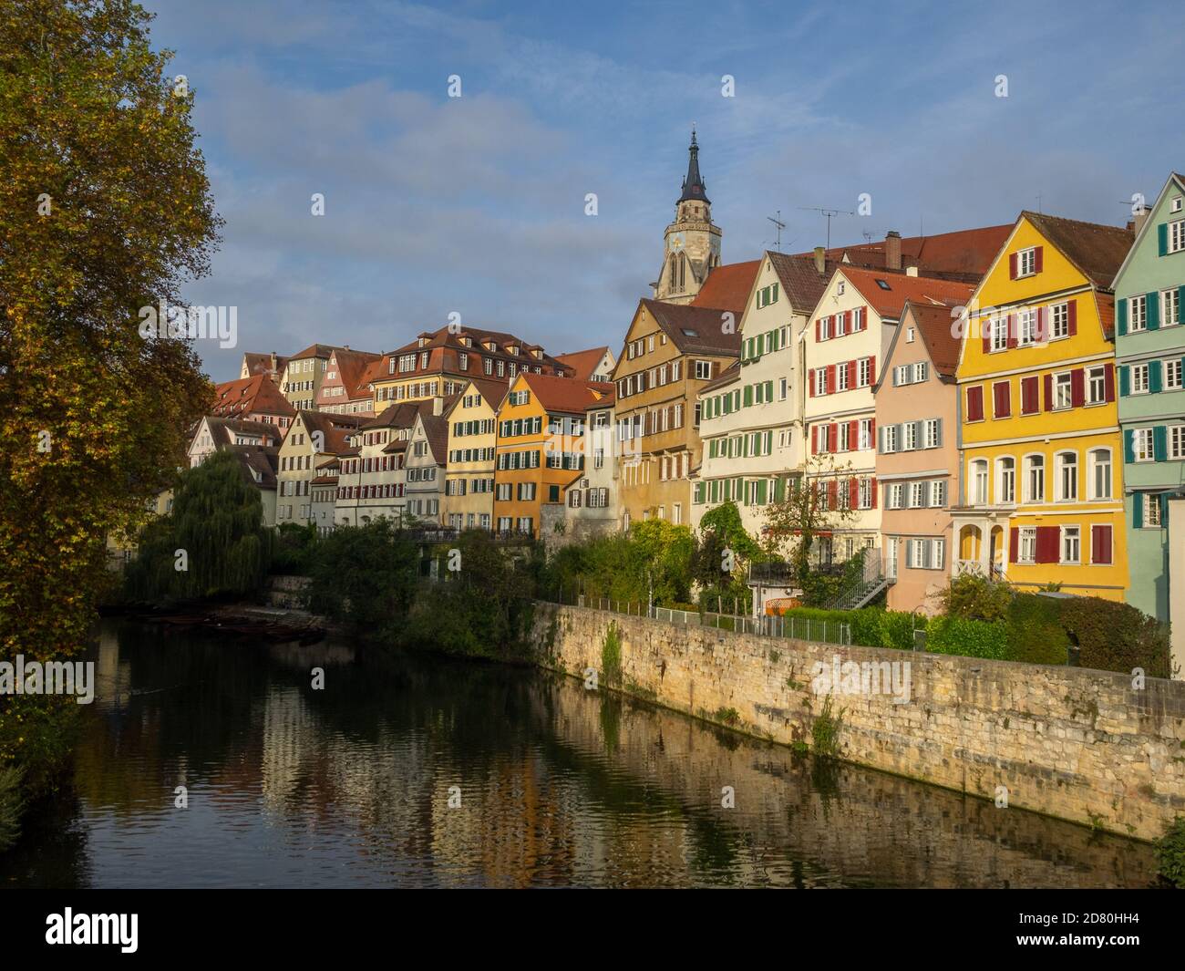 Case colorate sul fiume Neckar a Tubingen Foto Stock