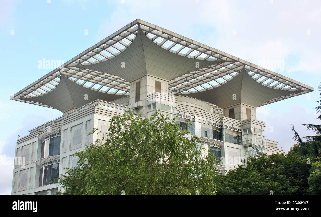 Alberi verdeggianti di fronte al Centro Espositivo di Shanghai per la Pianificazione Urbana, Shanghai, Cina Foto Stock