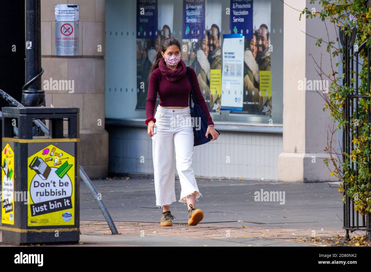 Dundee, Tayside, Scozia, Regno Unito. 26 Ottobre 2020. Regno Unito Meteo: Una giornata di sole in autunno in tutto il Nord-Est della Scozia con temperature che raggiungono i 13°C. I residenti locali all'esterno indossano una maschera protettiva che si gode il tempo di ottobre mentre trascorrono del tempo a fare shopping e socializzare nel centro della città di Dundee durante il nuovo terzo Teir Covid-19 Lockdown Regules. Credit: Dundee Photographics/Alamy Live News Foto Stock