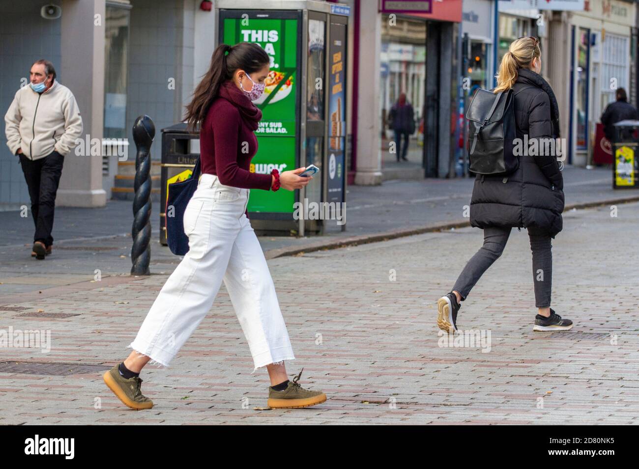 Dundee, Tayside, Scozia, Regno Unito. 26 Ottobre 2020. Regno Unito Meteo: Una giornata di sole in autunno in tutto il Nord-Est della Scozia con temperature che raggiungono i 13°C. I residenti locali all'esterno indossano una maschera protettiva che si gode il tempo di ottobre mentre trascorrono del tempo a fare shopping e socializzare nel centro della città di Dundee durante il nuovo terzo Teir Covid-19 Lockdown Regules. Credit: Dundee Photographics/Alamy Live News Foto Stock