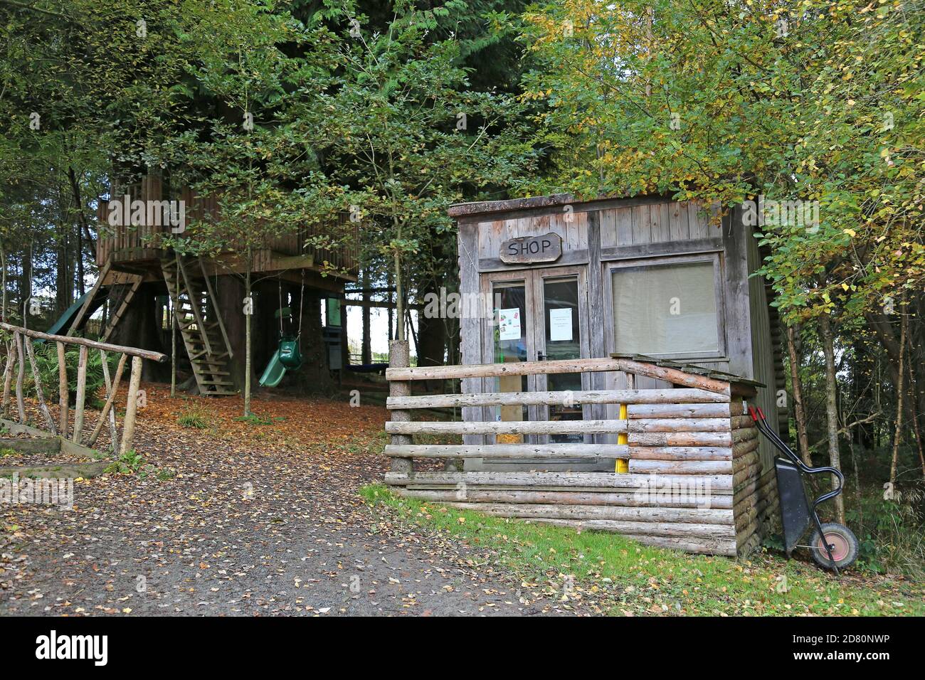 Area giochi e negozio di avventura, Vacanze nel Bosco Celtico, Road Wood, Builth Wells, Brecknockshire, Powys, Galles, Gran Bretagna, Regno Unito, Europa Foto Stock