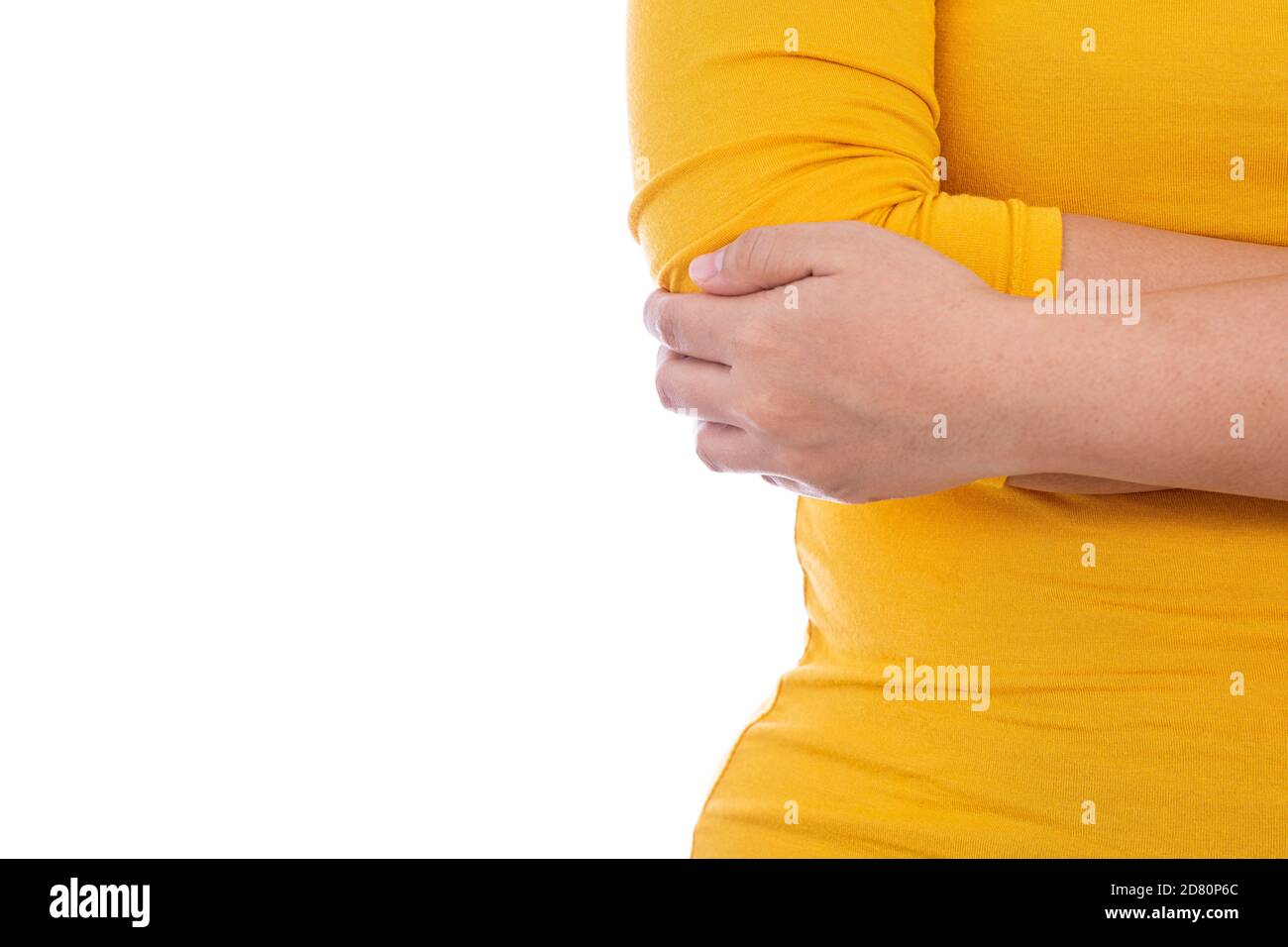 Donna mano che tiene il gomito isolato sfondo bianco. Medicina, sanità per il concetto di pubblicità. Foto Stock