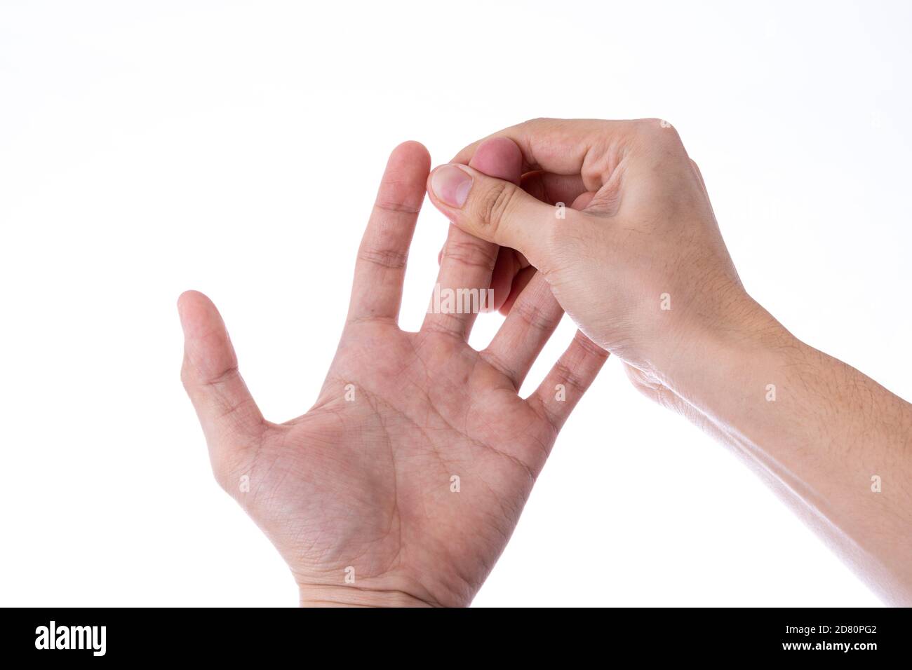 Uomo mano massaggiando le dita isolato sfondo bianco. Medicina, sanità per il concetto di pubblicità. Foto Stock