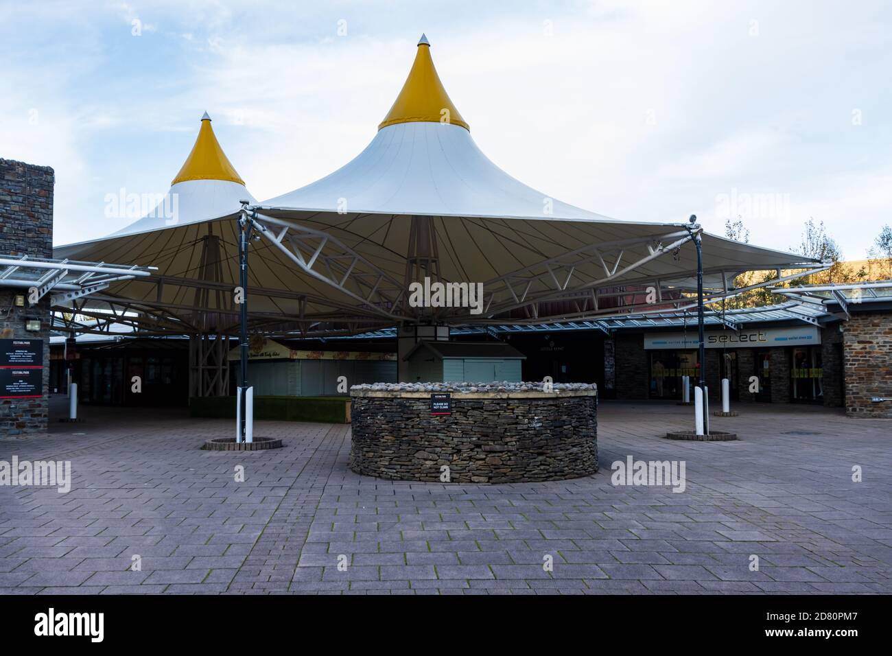 File di negozi permanentemente chiusi al Festival Park nella città gallese di Ebbw vale. Foto Stock