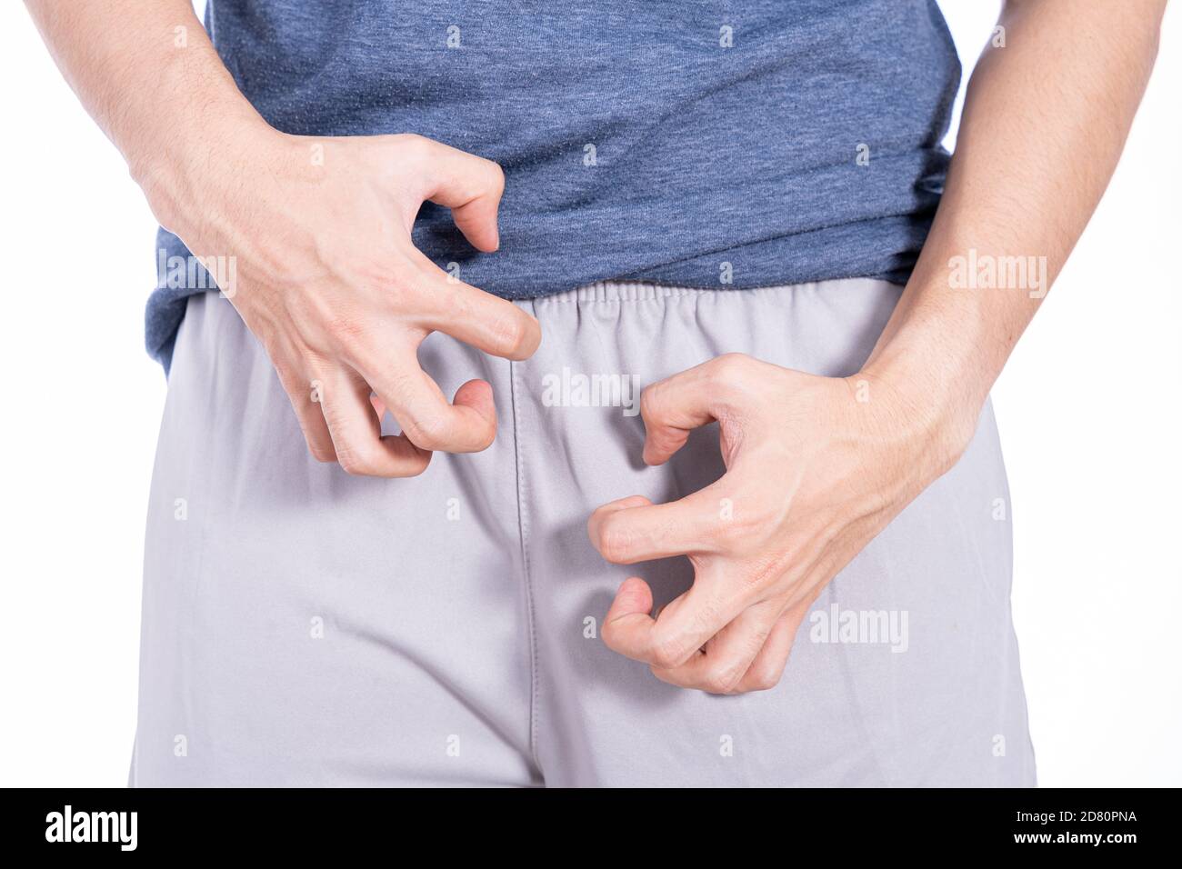 Uomo mani graffiare il suo cavallo isolato sfondo bianco. Medicina, sanità per il concetto di pubblicità. Foto Stock