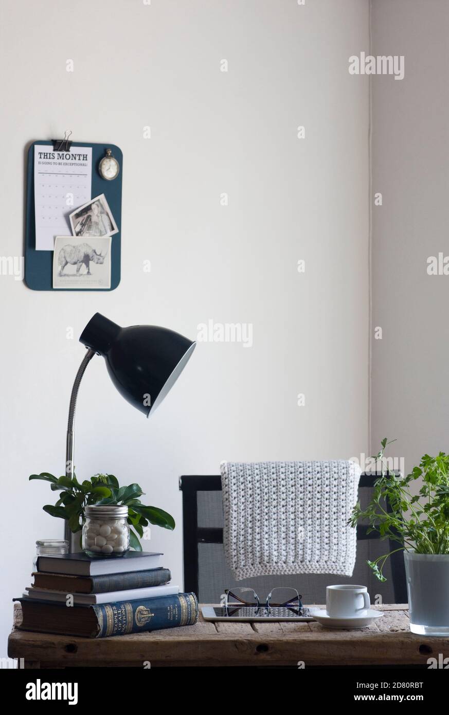 Uno spazio di lavoro per l'ufficio domestico con una scrivania in legno rigenerata, organizzata e pronta per essere utilizzata per lavorare in modo produttivo da casa. Foto Stock