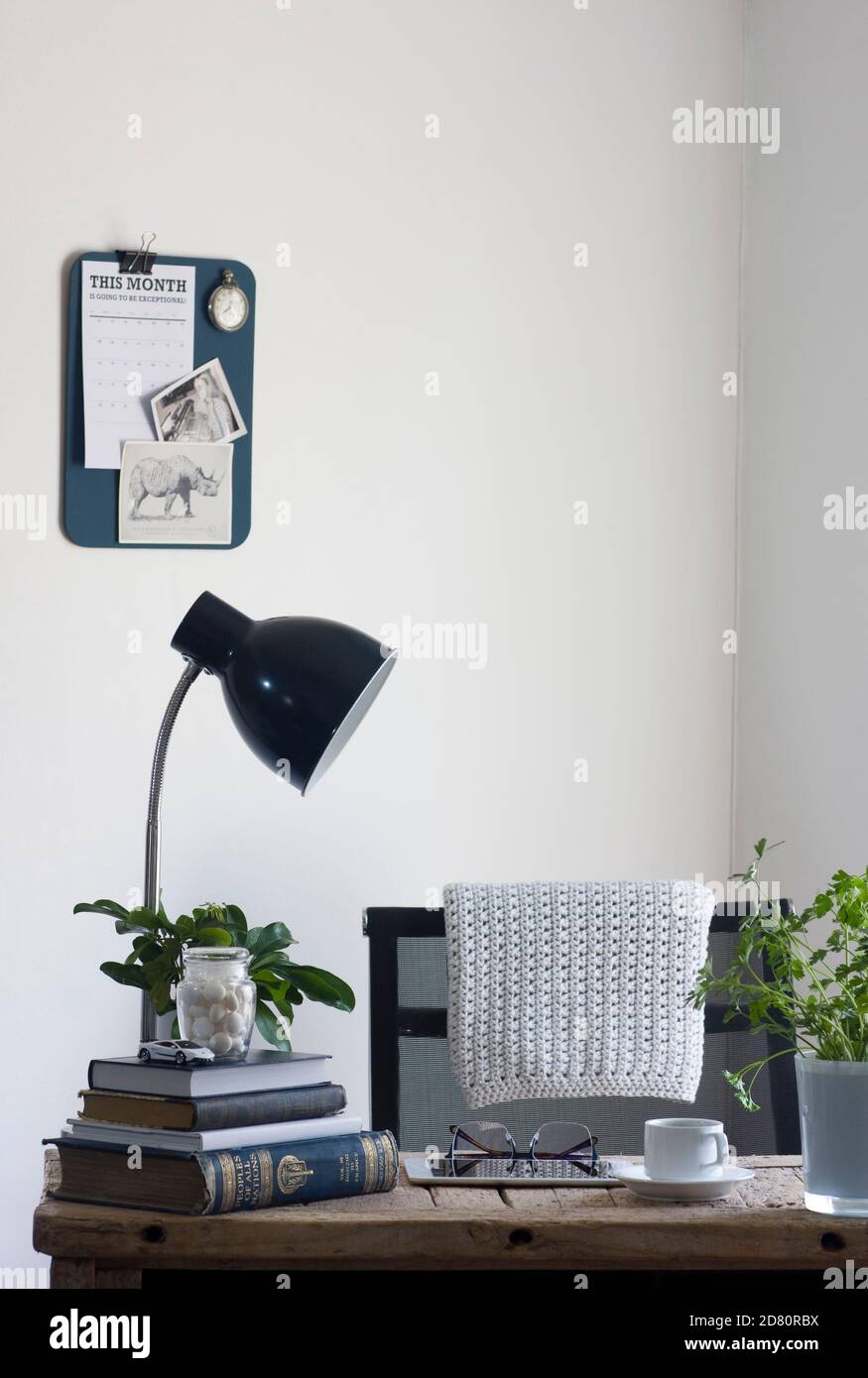 Uno spazio di lavoro per l'ufficio domestico con una scrivania in legno rigenerata, organizzata e pronta per essere utilizzata per lavorare in modo produttivo da casa. Foto Stock