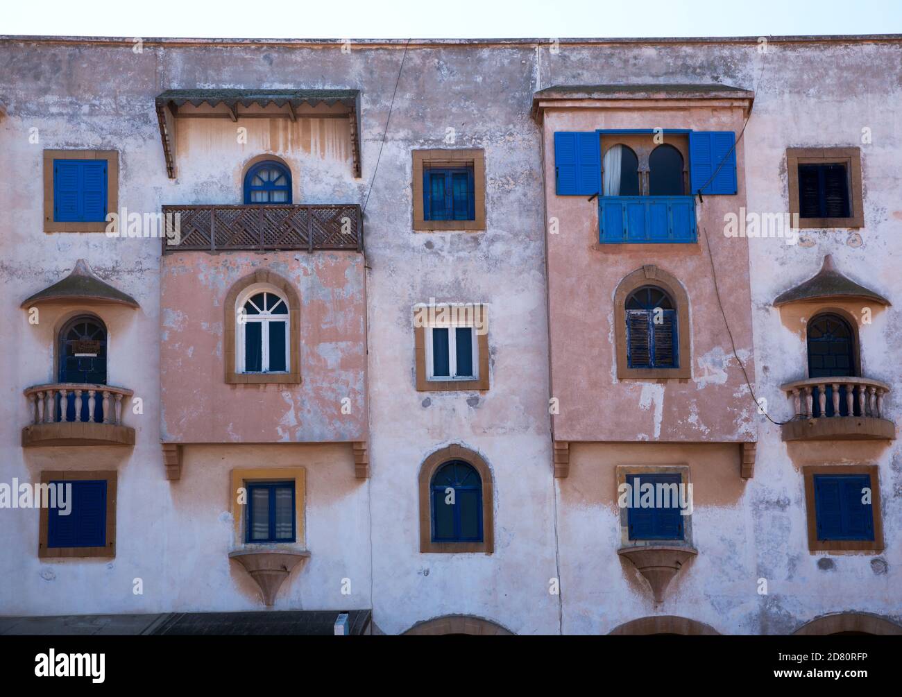 Marocco, Fez, facciata di un edificio con finestre multiple di dimensioni diverse e balconi Foto Stock