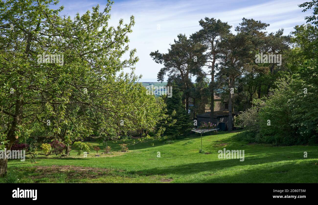 Una mattina di maggio e la linea di lavaggio è pronta per Pulizia primaverile sulla piccola brughiera nello Yorkshire Foto Stock