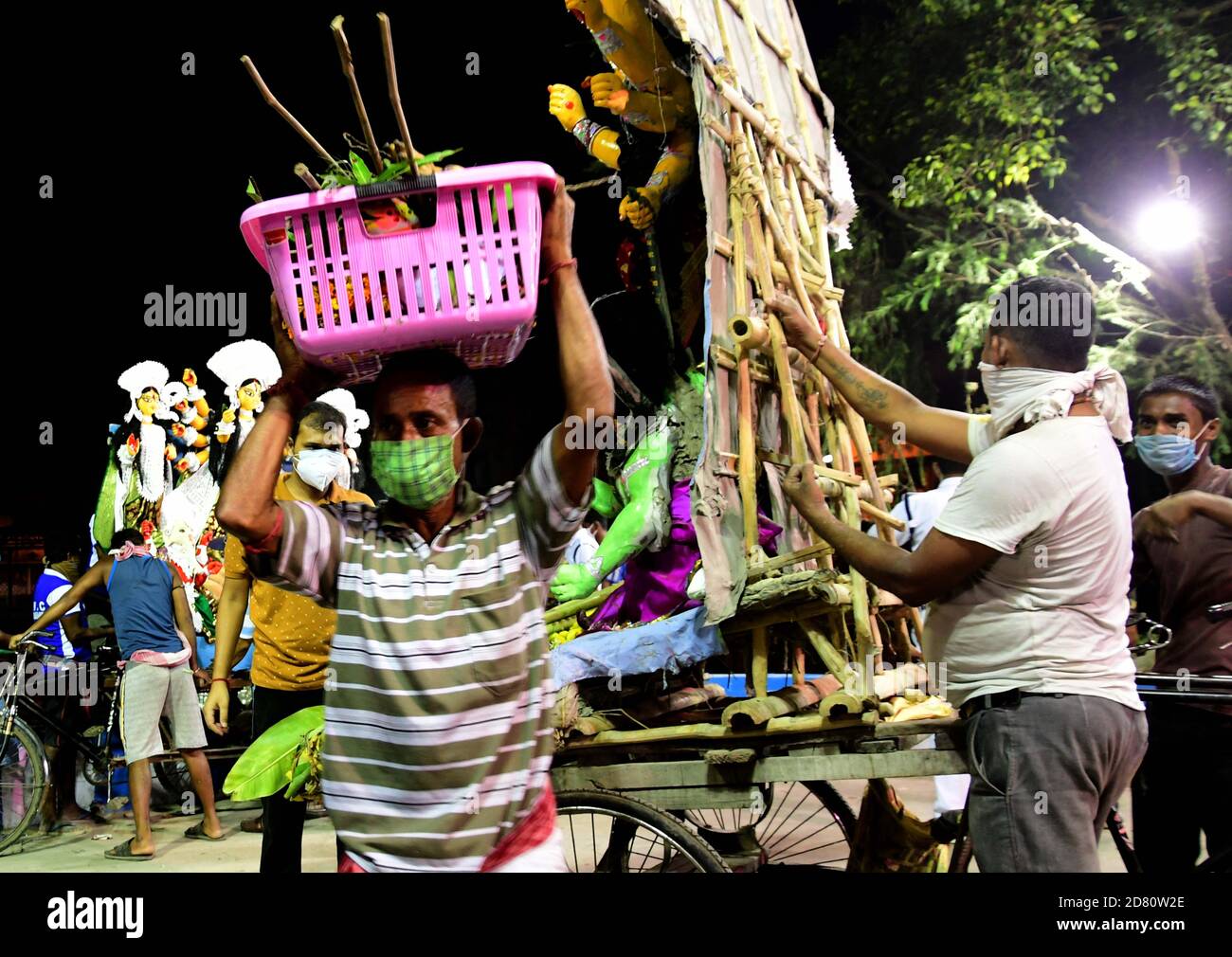 Kolkata, India. 26 Ottobre 2020. I lavoratori della Municipal Corporation hanno visto durante l'immersione di Durga Idol i rifiuti di Durga Puja. (Foto di Suvrajit Dutta/Pacific Press) Credit: Pacific Press Media Production Corp./Alamy Live News Foto Stock