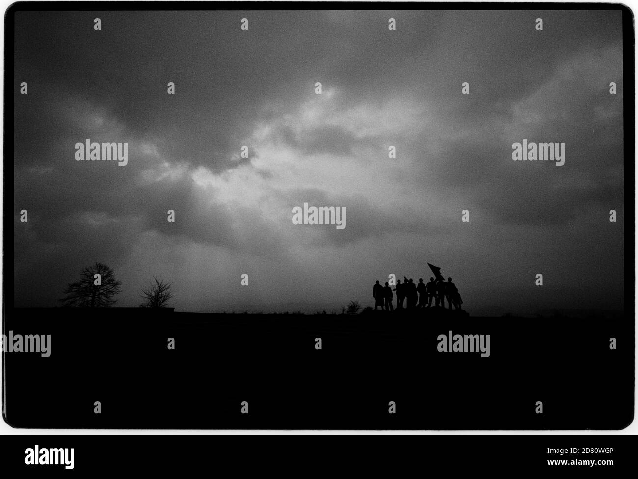 Figurengruppe di Fritz Cremer al Buchewald Memorial. Buchenwald (letteralmente faggeta) è stato un campo di concentramento nazista fondato sulla collina di Ettersberg vicino a Weimar, in Germania, nel luglio 1937. Sul cancello principale, è stato inscritto il motto jedem das Seine (inglese: 'A ciascuno il suo'). Le SS interpretarono questo per significare che la 'corsa principale' aveva il diritto di umiliare e distruggere altri era uno dei primi e più grandi campi di concentramento all'interno dei confini tedeschi del 1937. Molti comunisti reali o sospetti erano tra i primi internati. I prigionieri provenivano da tutta Europa e dall'Unione Sovietica, l'ebreo Foto Stock