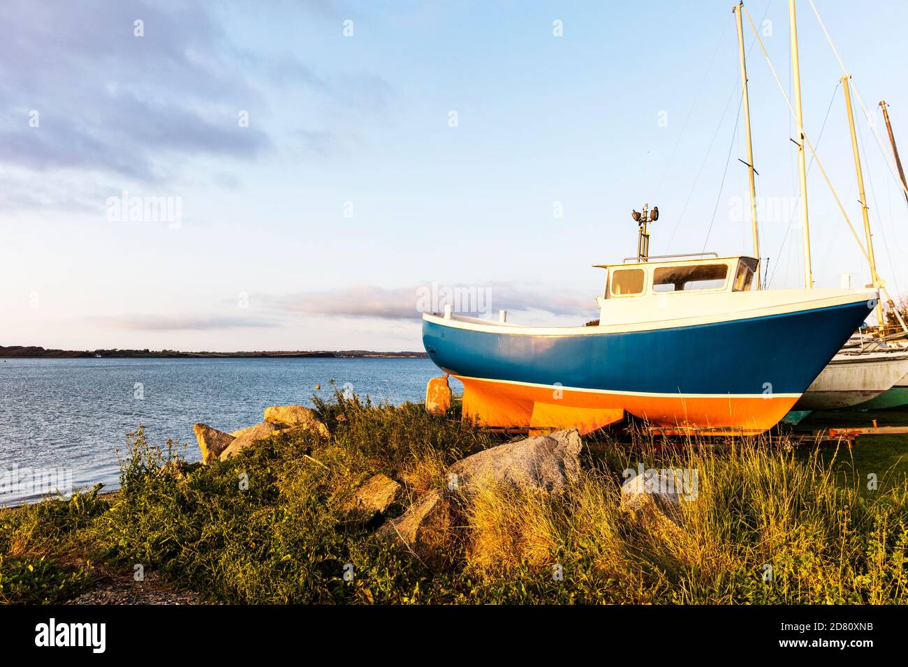 Barche a terra asciutta, barche a terra, barche a terra asciutta, barche a secco, barche fuori dall'acqua, barche a terra, barche a terra, barche a terra, barche a terra, barche a riva Foto Stock