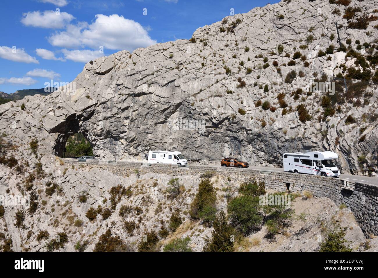 Coppia di auto da campeggio, veicoli ricreativi, Campervan, camper, camper o roulotte a motore su strada stretta di montagna nelle Alpi francesi Francia Foto Stock