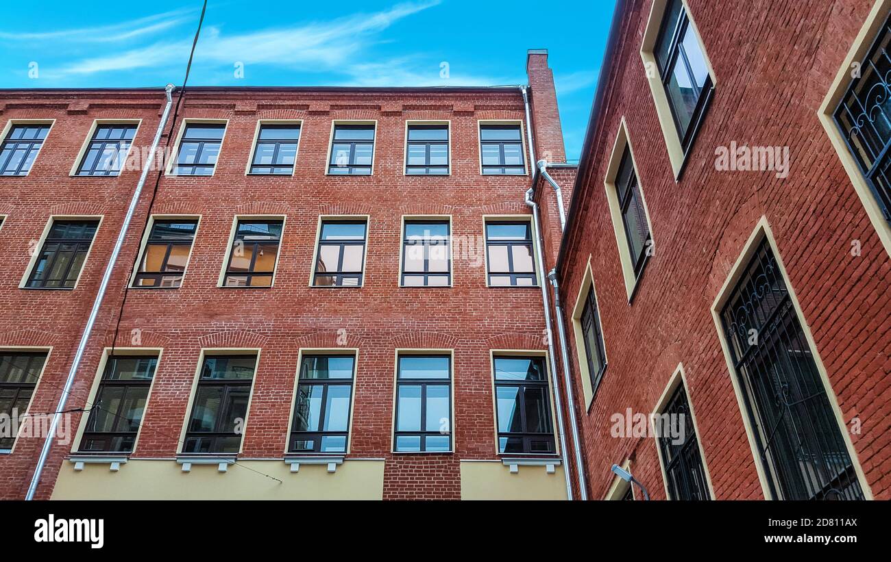 Edificio amministrativo. Mattoni con finestre sul cielo indietro Foto Stock