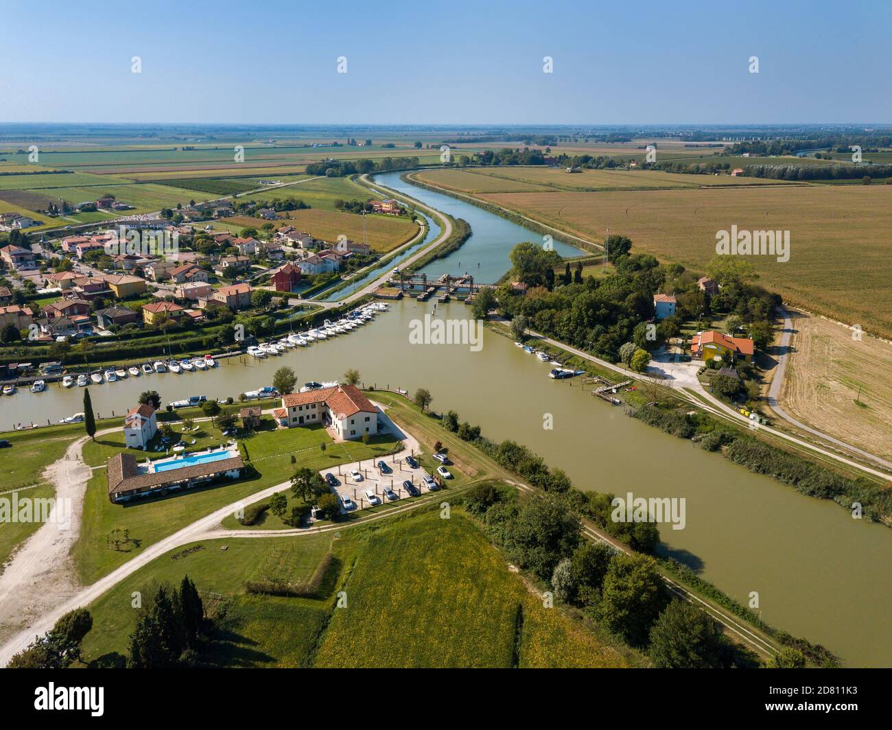 Vista aerea sul pittoresco villaggio di Brian vicino al mare resort Caorle sulla Riviera Veneziana in Italia con serrature E fiumi che si uniscono all'Adriatico Foto Stock