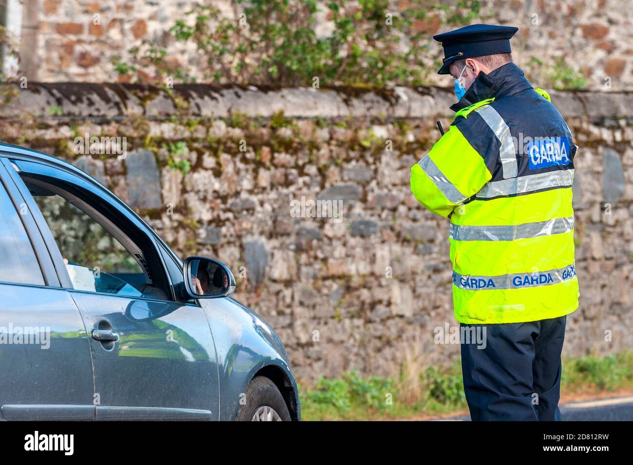 Innishannon, West Cork, Irlanda. 26 Ottobre 2020. Gardai ha montato oggi un checkpoint a Innishannon come parte dell'operazione Fanacht, che è stata estesa a causa del blocco nazionale di livello 5. Credit: AG News/Alamy Live News Foto Stock