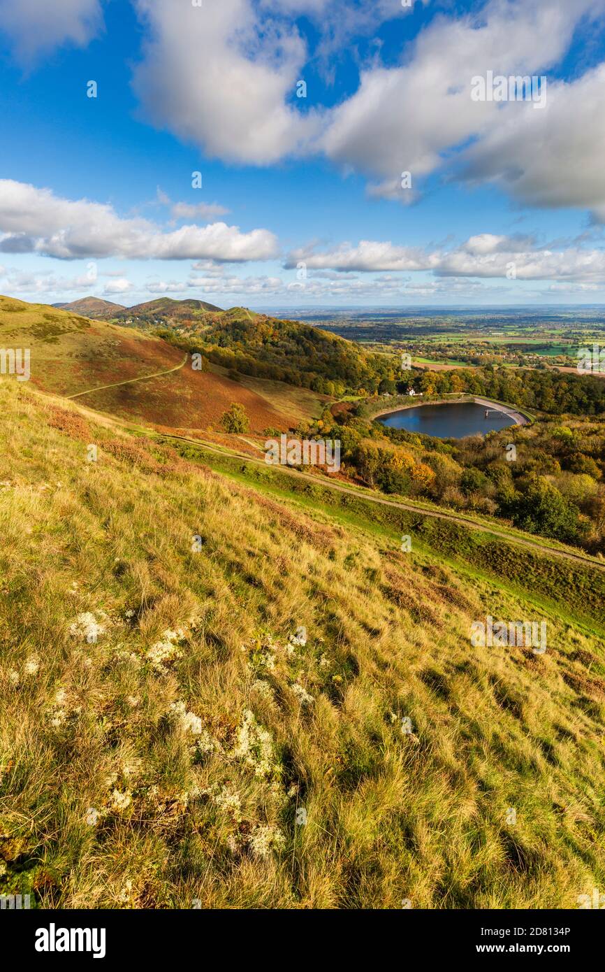 British Camp Reservoir e le colline di Malvern in autunno, Worcestershire, Inghilterra Foto Stock