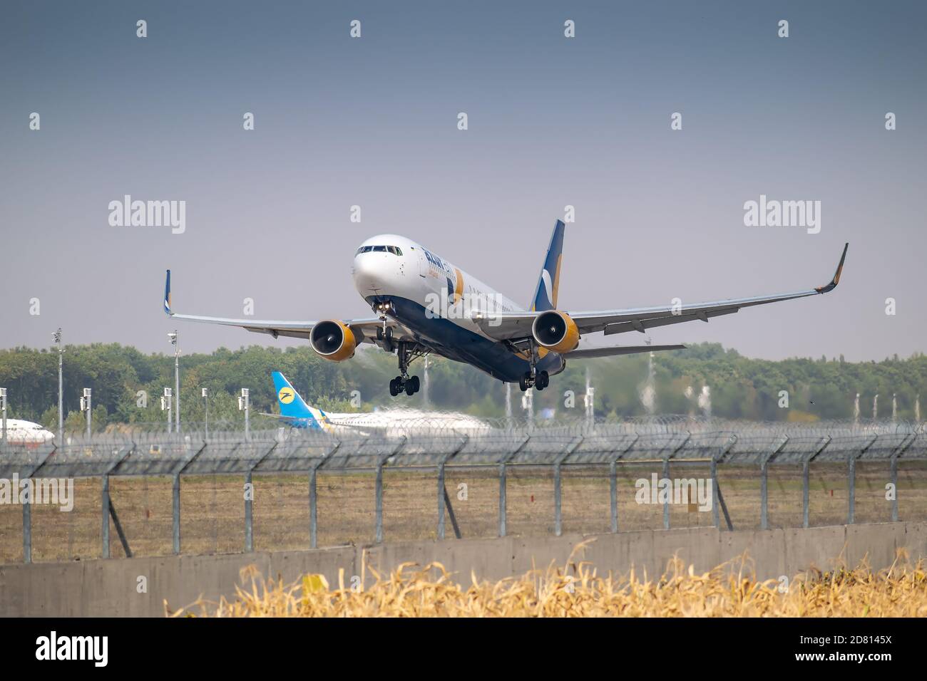 Boryspil, Ucraina - 25 settembre 2020: Azur Air Ucraina Boeing 767-300 sta decolando dall'aeroporto Foto Stock