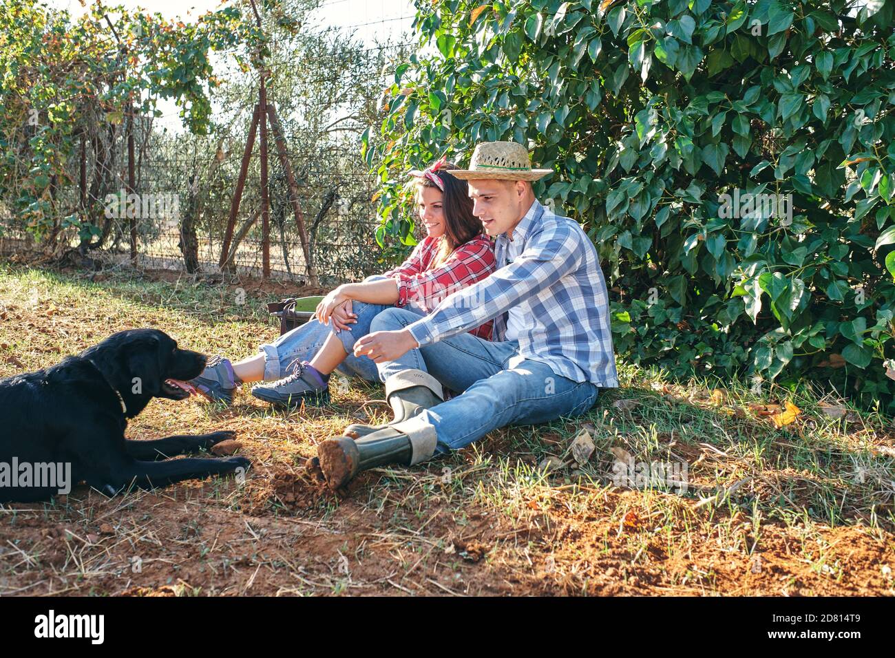 una giovane coppia fa una pausa dal lavoro di una giornata la campagna Foto Stock