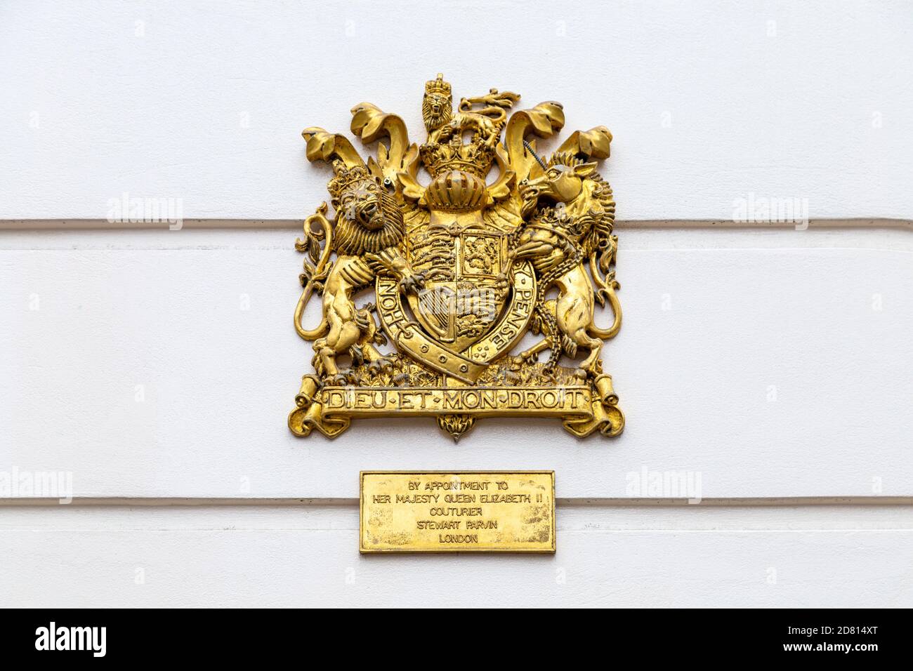 Badge araldico, Insignia reale della regina Elisabetta II sul muro dello Stewart Parvin, Londra, Regno Unito Foto Stock