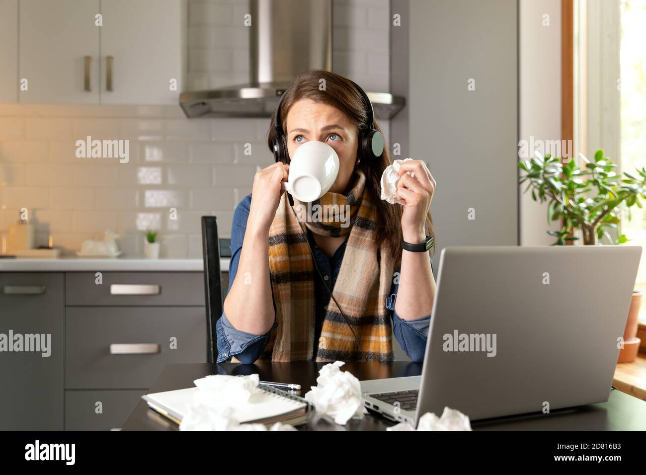 Belle donne che lavorano da casa mentre si sentono malate. Rimani a casa. Foto Stock