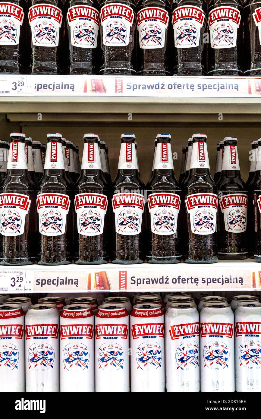 Birra polacca Zywiec su uno scaffale presso un supermercato Foto Stock