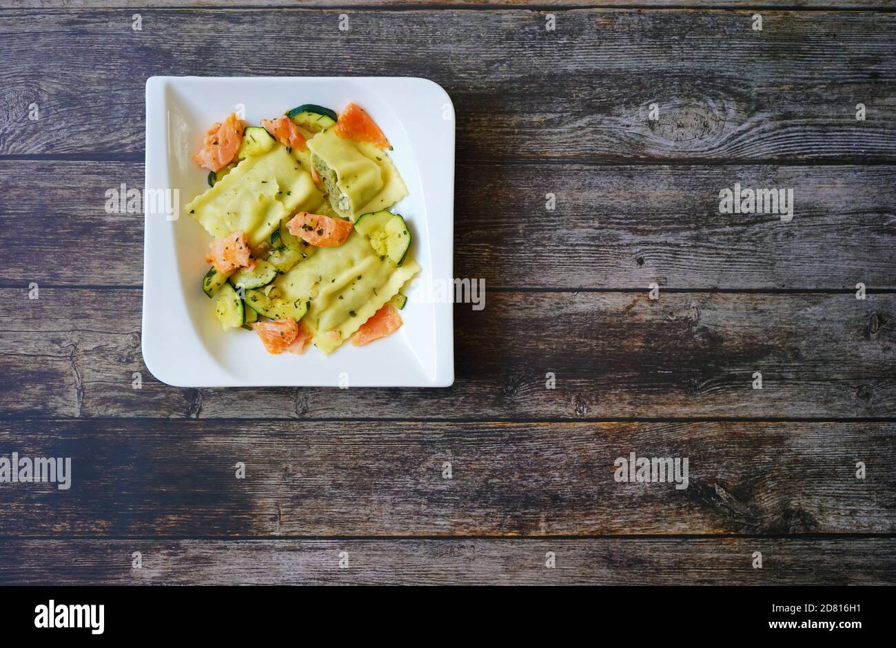Cucina casalinga tedesca: Maultaschen (pasta ripiena - anche chiamata „ravioli svevi) con salmone e zucchine. Foto Stock