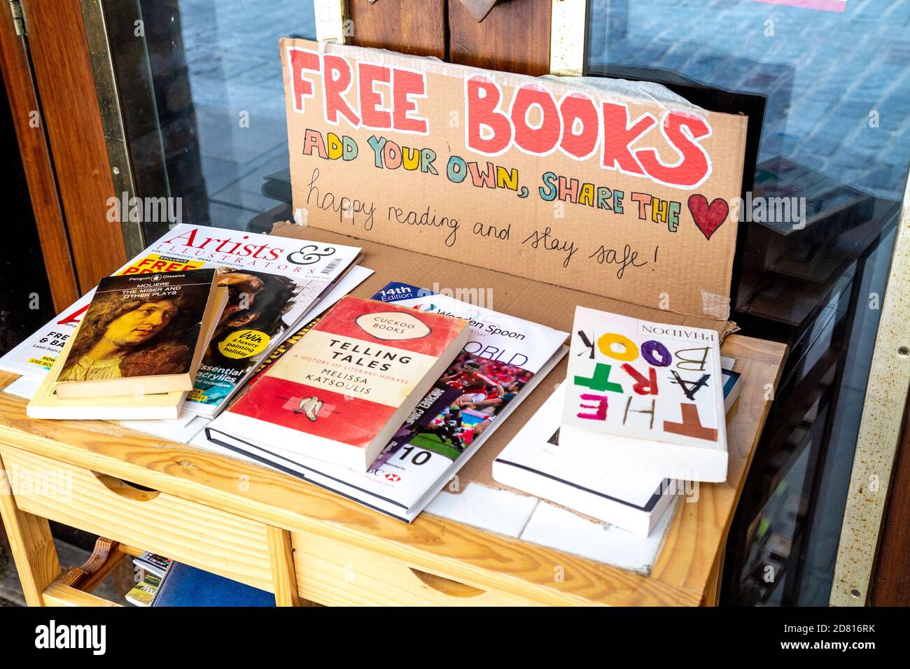 Libri gratuiti stand su una strada a London Bridge, Regno Unito Foto Stock
