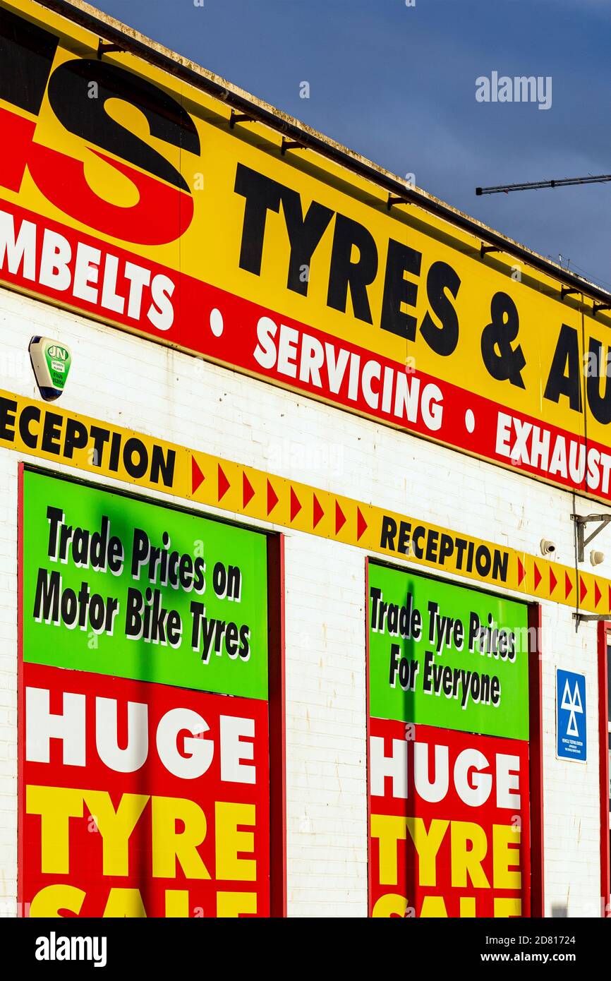 Pneumatico - parte del veicolo, Auto, industria automobilistica, Negozio, pila, gomma, trasporto, immagine a colori, Business, Fotografia, Retail, vendita pneumatici, Foto Stock