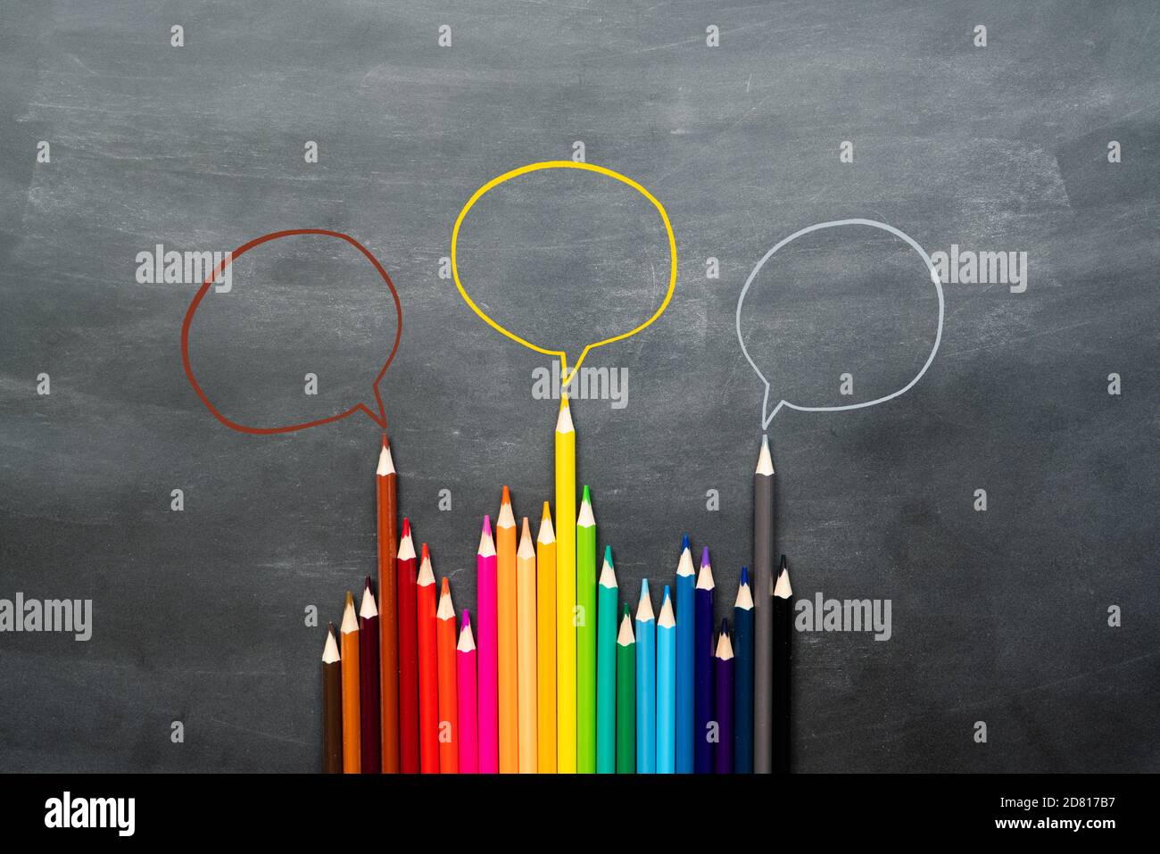 Comunità di comunicazione, rappresenta persone conferenza, social media interaction & impegno. gruppo di matite idea di condivisione su sfondo nero wi Foto Stock