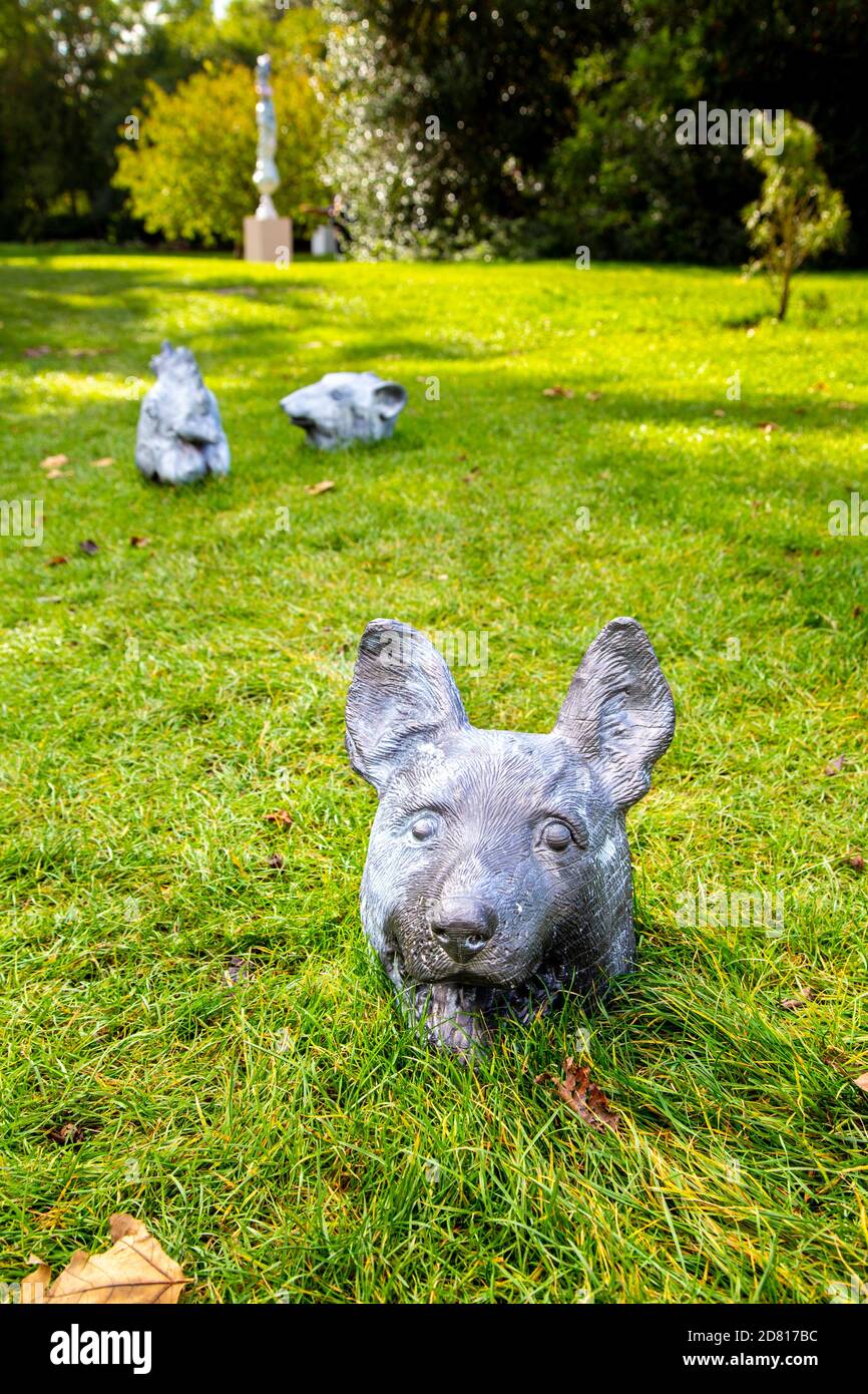 La scultura di Patrick Goddard 'umani-Animali-Mostri' al Frieze Sculpture 2020 a Regent's Park, Londra, Regno Unito Foto Stock