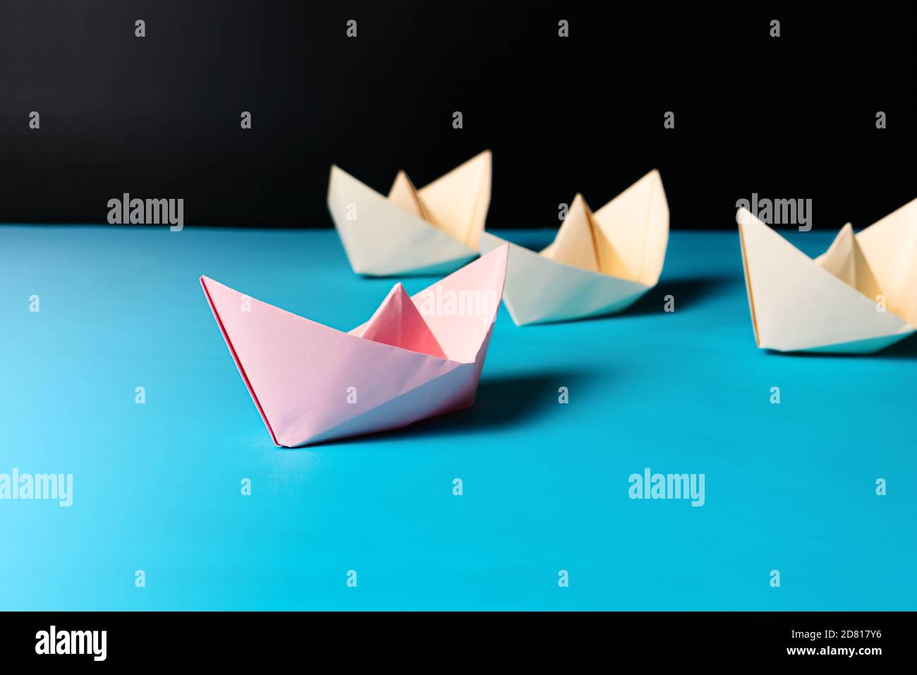 Concetto di leadership, carta rosa nave piombo giallo membro della squadra di nave Foto Stock