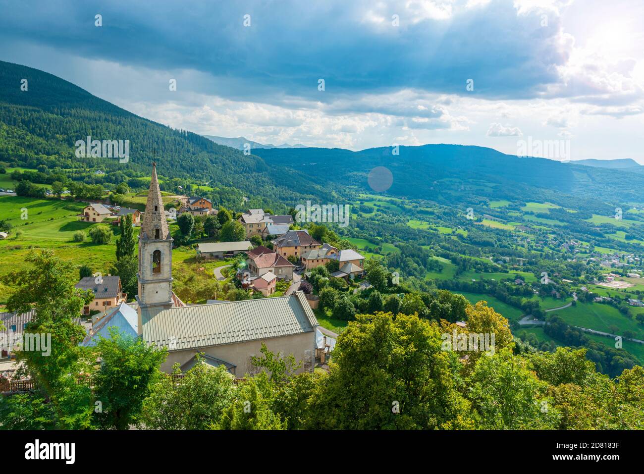 Provenza paesaggio in Francia. Piccola città sulla cima della collina circondata da alte montagne. Vacanze estive in isolamento sociale Foto Stock