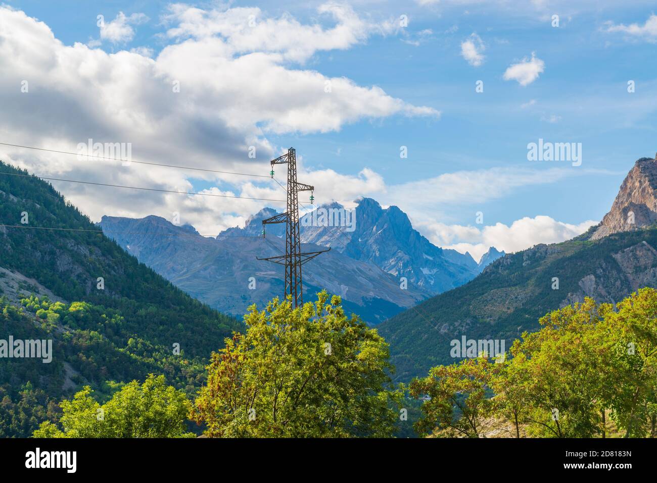 Linee elettriche nella regione di montagna. Trasmissione di energia in ambiente alpino Foto Stock