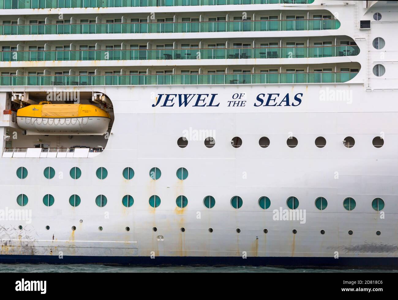 Barche di vita sulla nave da crociera Royal Caribbean Jewel of the Seas ancorate a Bournemouth, Dorset UK nel mese di ottobre durante la pandemia di Coronavirus Covid 19 Foto Stock