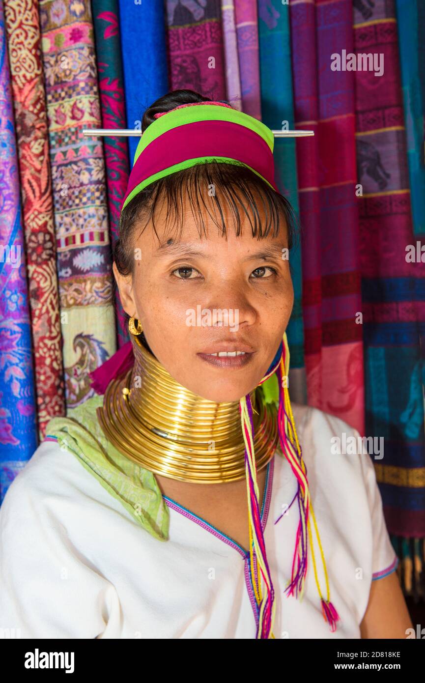 A collo lungo donna, tribù Karen, Chiang Mai, Thailandia Foto Stock