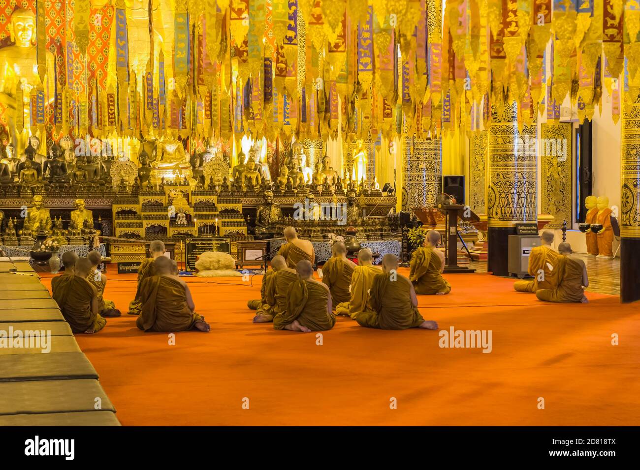 I monaci in meditazione, Wat Chedi Luang tempio buddista, Chiang Mai, Thailandia Foto Stock