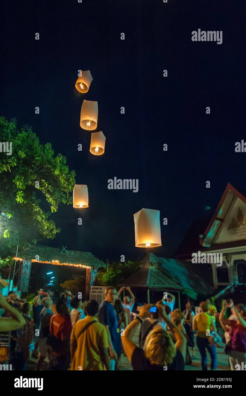 Rilascio di lanterne del cielo durante un festival di luce, Chiang Mai, Thailandia Foto Stock