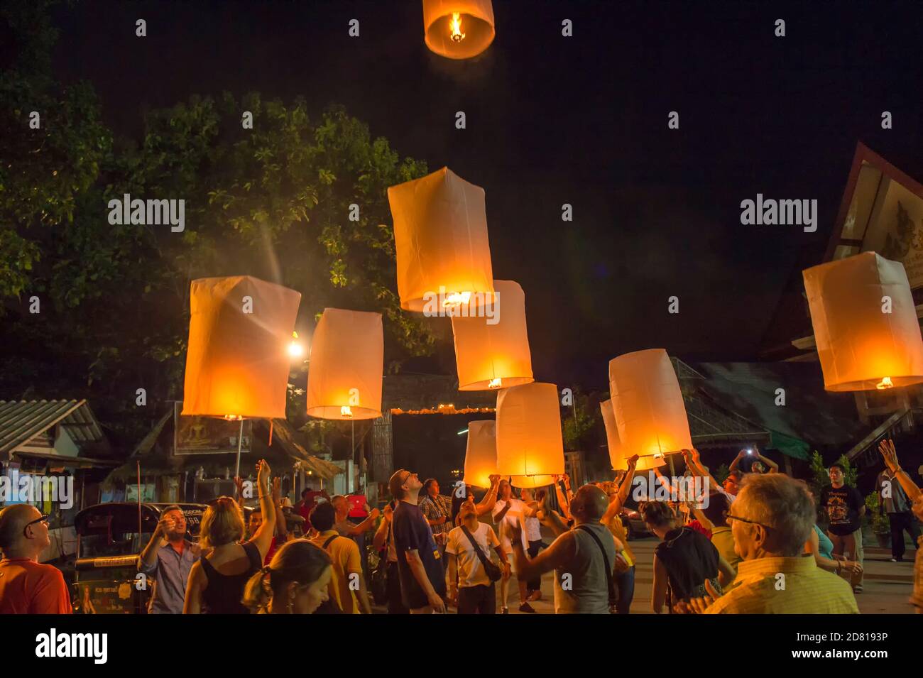 Rilascio di lanterne del cielo durante un festival di luce, Chiang Mai, Thailandia Foto Stock