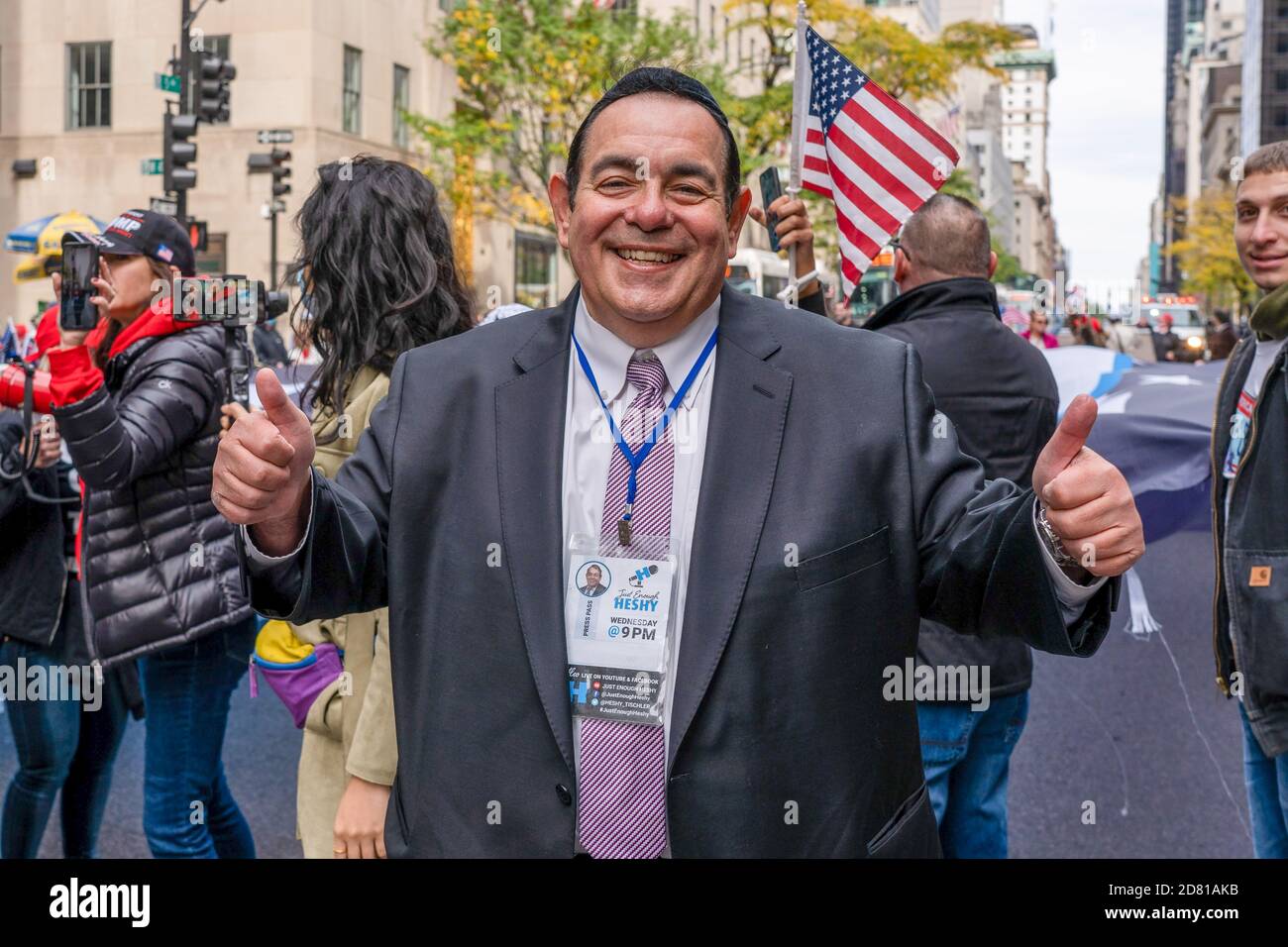 Heshy Tischler si pone per una foto durante il march.Pro i sostenitori del presidente Trump marciano lungo il quinto viale con carovane di automobili e l'enorme bandiera blu, bianca, nera di Trump. marciano dalla Trump Tower sulla 5th Avenue alla 42nd Street e da lì a Times Square dove si incontrarono con i contronestori. I manifestanti anti anti anti anti anti-Trump hanno fatto urlare insulti e oggetti come bottiglie piene di vernice e uova. Ci sono stati molti scuffi tra questi due gruppi e la polizia ha fatto più di una dozzina di arresti. Foto Stock