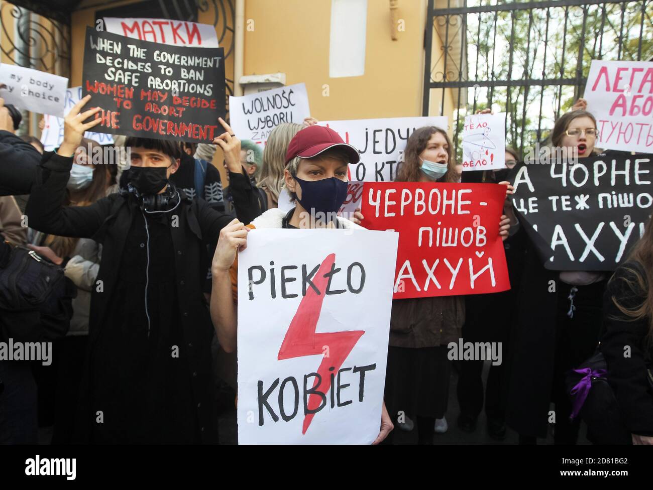 I manifestanti che indossano maschere facciali tengono i cartelli durante la manifestazione.gli attivisti ucraini protestano in solidarietà con le donne polacche contro l'inasprimento della legge sull'aborto in Polonia. Il 22 ottobre la Corte costituzionale polacca ha emesso una sentenza che limita maggiormente i diritti di aborto, causando ondate di proteste in Polonia. Foto Stock