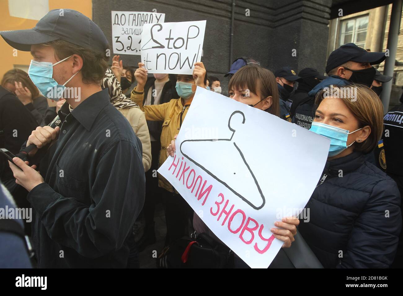 I manifestanti che indossano maschere facciali tengono i cartelli durante la manifestazione.gli attivisti ucraini protestano in solidarietà con le donne polacche contro l'inasprimento della legge sull'aborto in Polonia. Il 22 ottobre la Corte costituzionale polacca ha emesso una sentenza che limita maggiormente i diritti di aborto, causando ondate di proteste in Polonia. Foto Stock