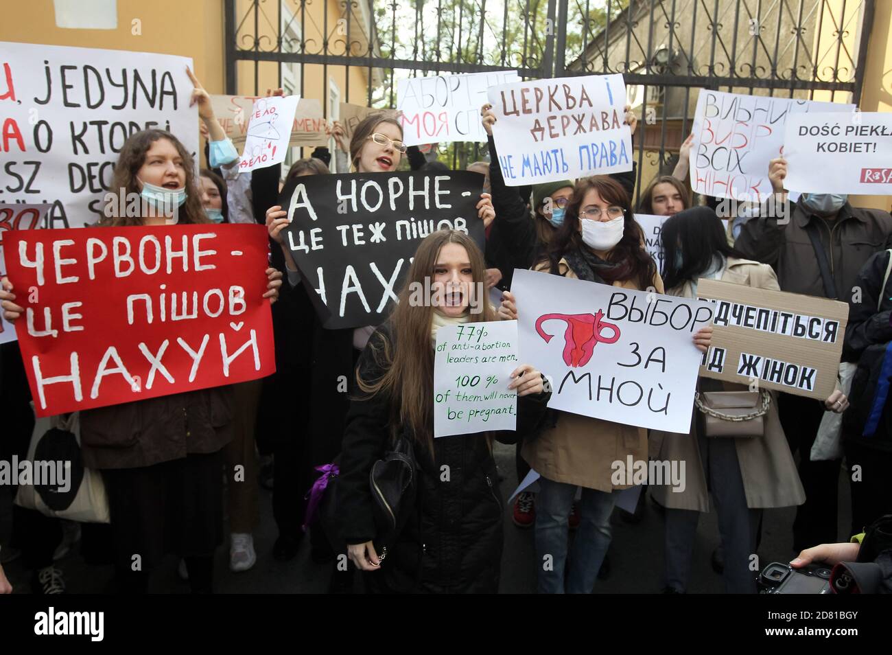 I manifestanti che indossano maschere facciali tengono i cartelli durante la manifestazione.gli attivisti ucraini protestano in solidarietà con le donne polacche contro l'inasprimento della legge sull'aborto in Polonia. Il 22 ottobre la Corte costituzionale polacca ha emesso una sentenza che limita maggiormente i diritti di aborto, causando ondate di proteste in Polonia. Foto Stock
