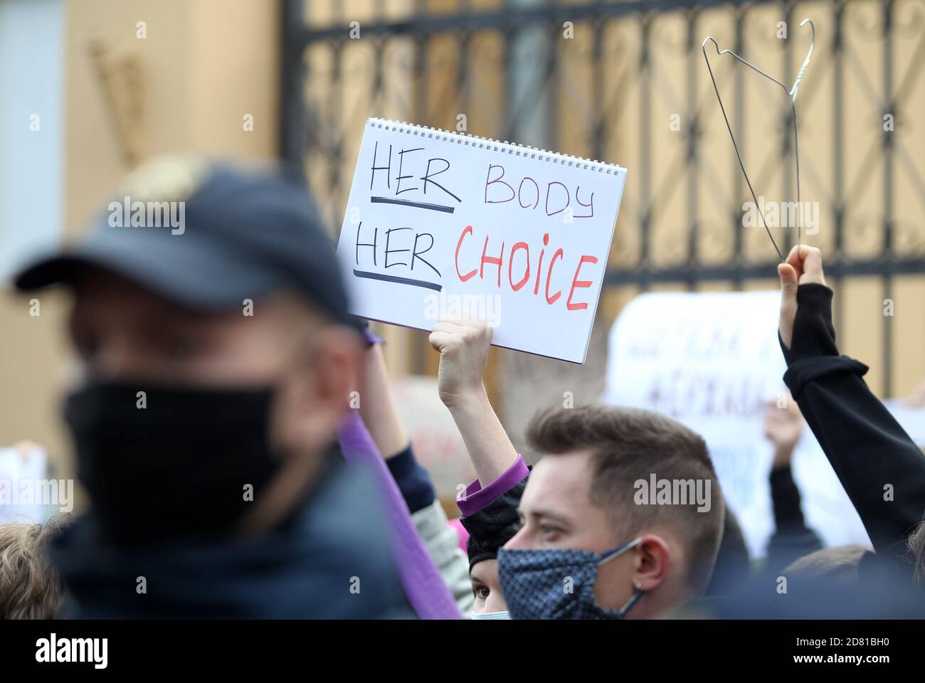 Un manifestante tiene un cartello durante la manifestazione. Attivisti ucraini protestano in solidarietà con le donne polacche contro l'inasprimento della legge sull'aborto in Polonia. Il 22 ottobre la Corte costituzionale polacca ha emesso una sentenza che limita maggiormente i diritti di aborto, causando ondate di proteste in Polonia. Foto Stock